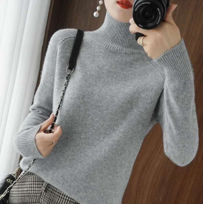 Women's fitted turtleneck sweater in gray