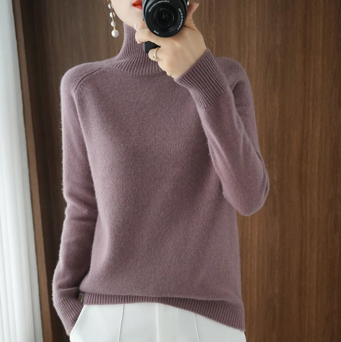 Women's fitted turtleneck sweater in mauve