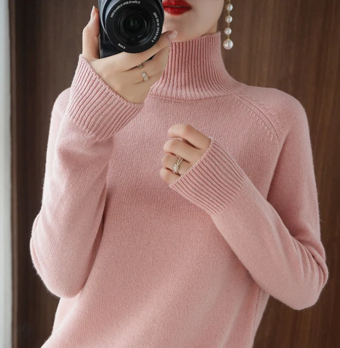 Women's fitted turtleneck sweater in pink