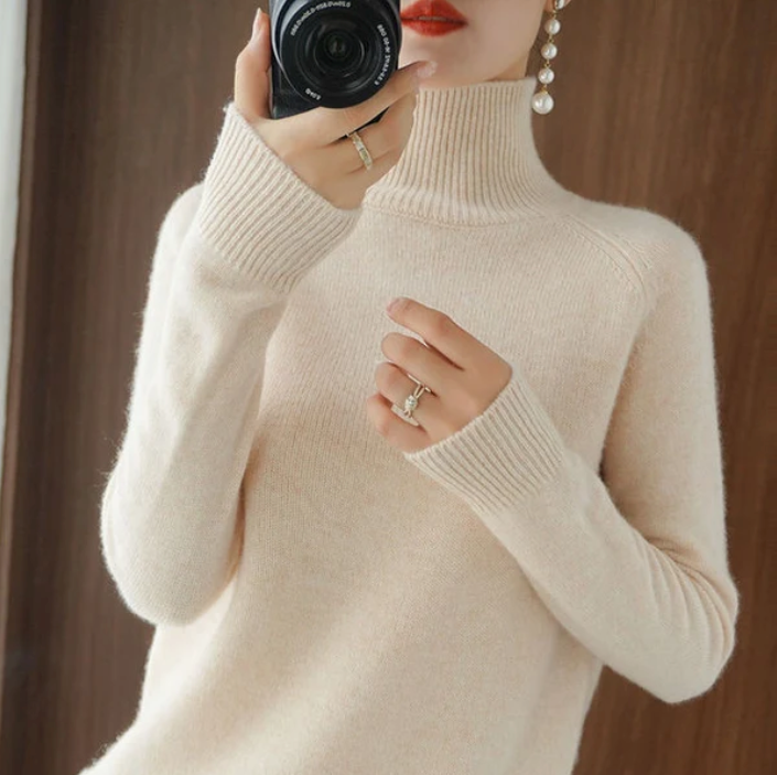 Women's fitted turtleneck sweater in cream