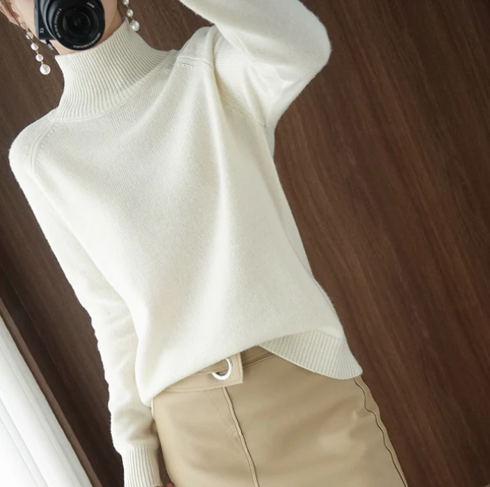 Women's fitted turtleneck sweater in white